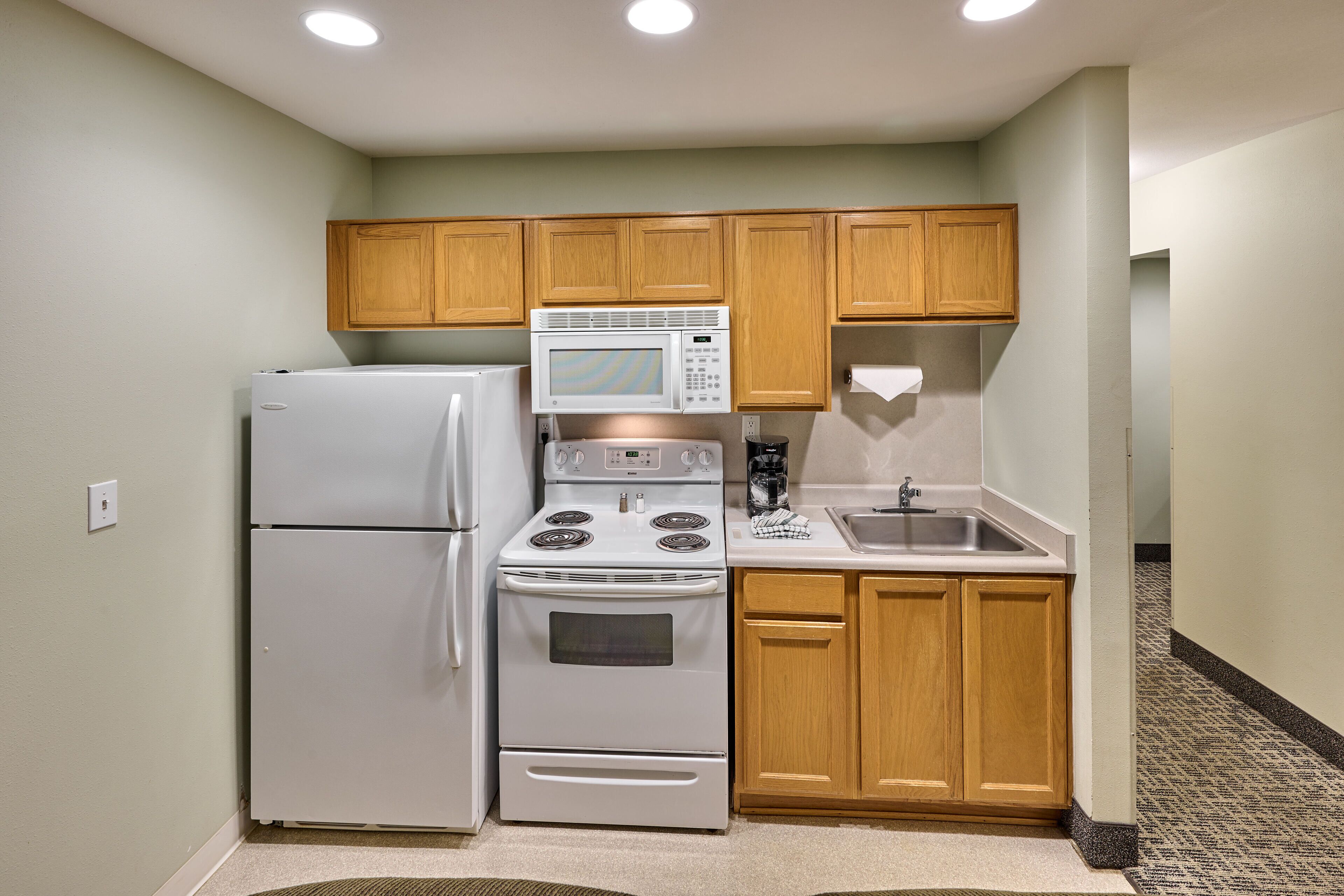 premium studio, 1 king bed, ocean view, ground floor | private kitchen | fridge, microwave, oven, stovetop