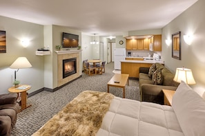 Deluxe Condo, 1 Bedroom, Fireplace, Ocean View | Individually decorated, individually furnished, iron/ironing board - D Sands Rentals (Lincoln City)