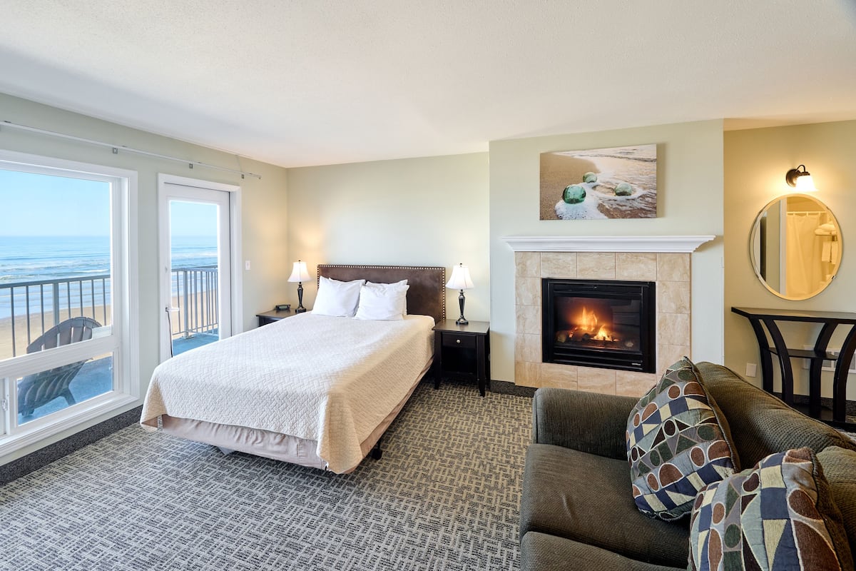 Deluxe Studio, 1 Queen Bed, Ocean View, Ground Floor | Iron/ironing board, WiFi (free), alarm clocks, individually decorated