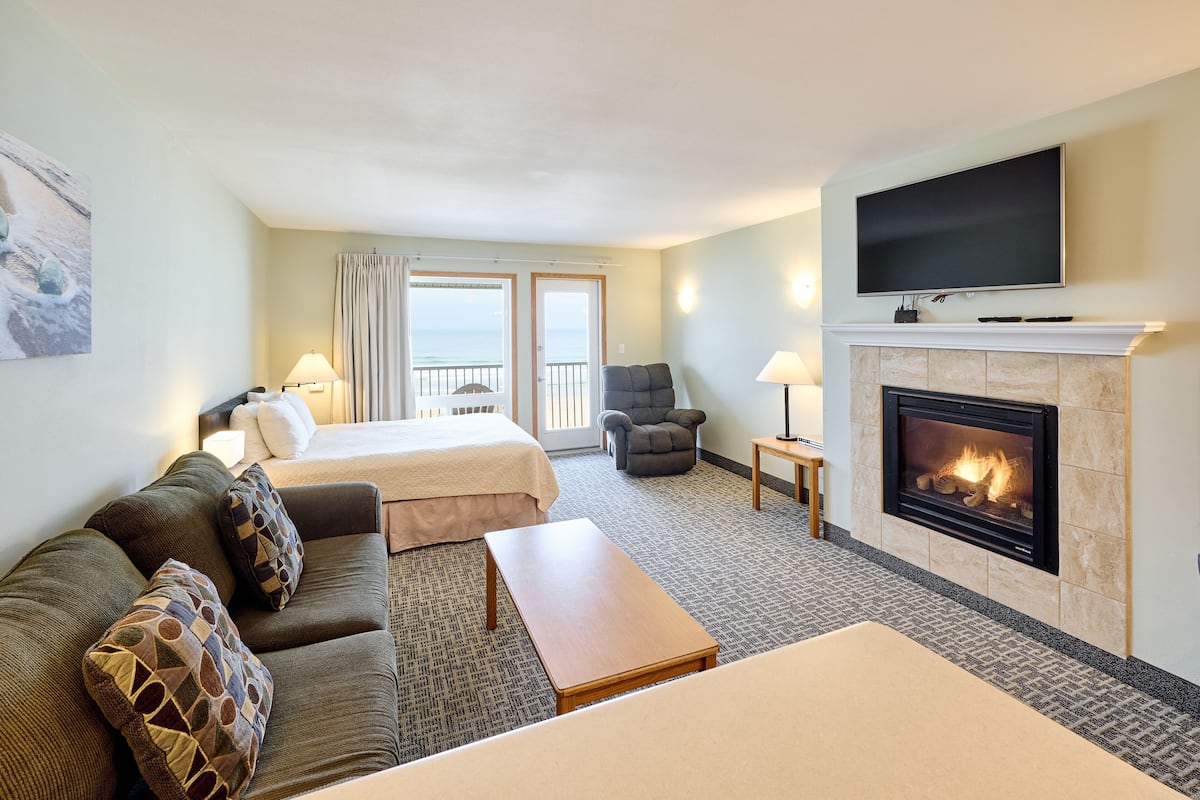 Deluxe Suite, 1 Bedroom, Fireplace, Ocean View | Iron/ironing board, WiFi (free), alarm clocks, individually decorated