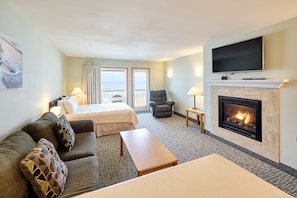 Deluxe Suite, 1 Bedroom, Fireplace, Ocean View | Individually decorated, individually furnished, iron/ironing board - D Sands Rentals (Lincoln City)