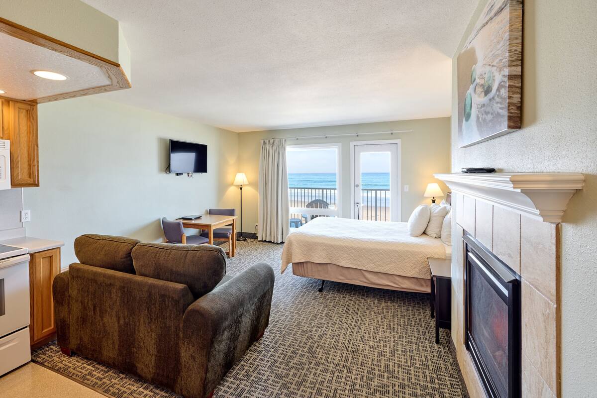 Superior Studio, 1 Queen Bed, Ocean View, Ground Floor | Iron/ironing board, WiFi (free), alarm clocks, individually decorated
