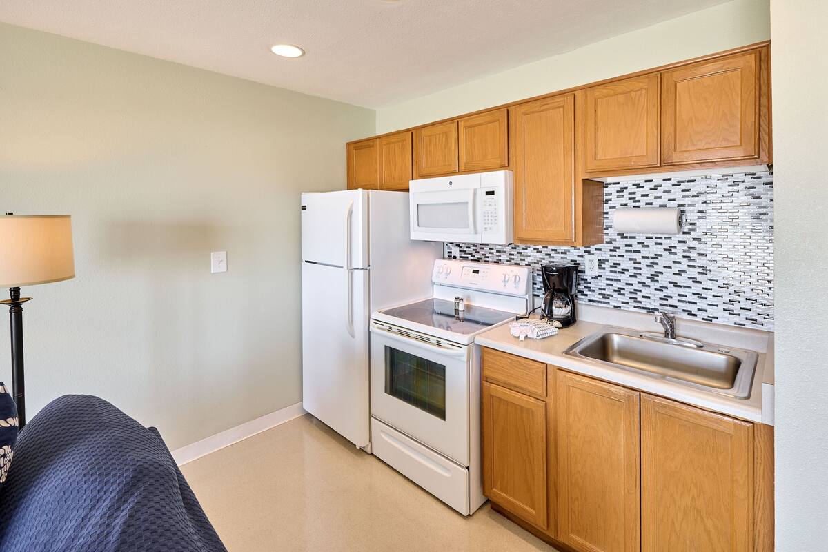 premium studio, 1 king bed, ocean view, ground floor | private kitchen | fridge, microwave, oven, stovetop