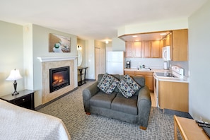 Deluxe Studio, 1 Queen Bed, Ocean View, Ground Floor | Individually decorated, individually furnished, iron/ironing board - D Sands Rentals (Lincoln City)
