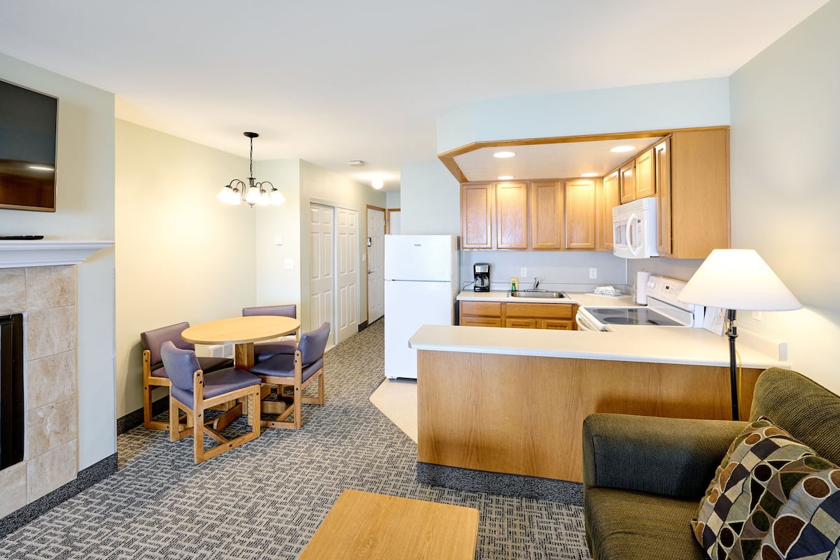 deluxe suite, 1 bedroom, fireplace, ocean view | private kitchen | fridge, microwave, oven, stovetop