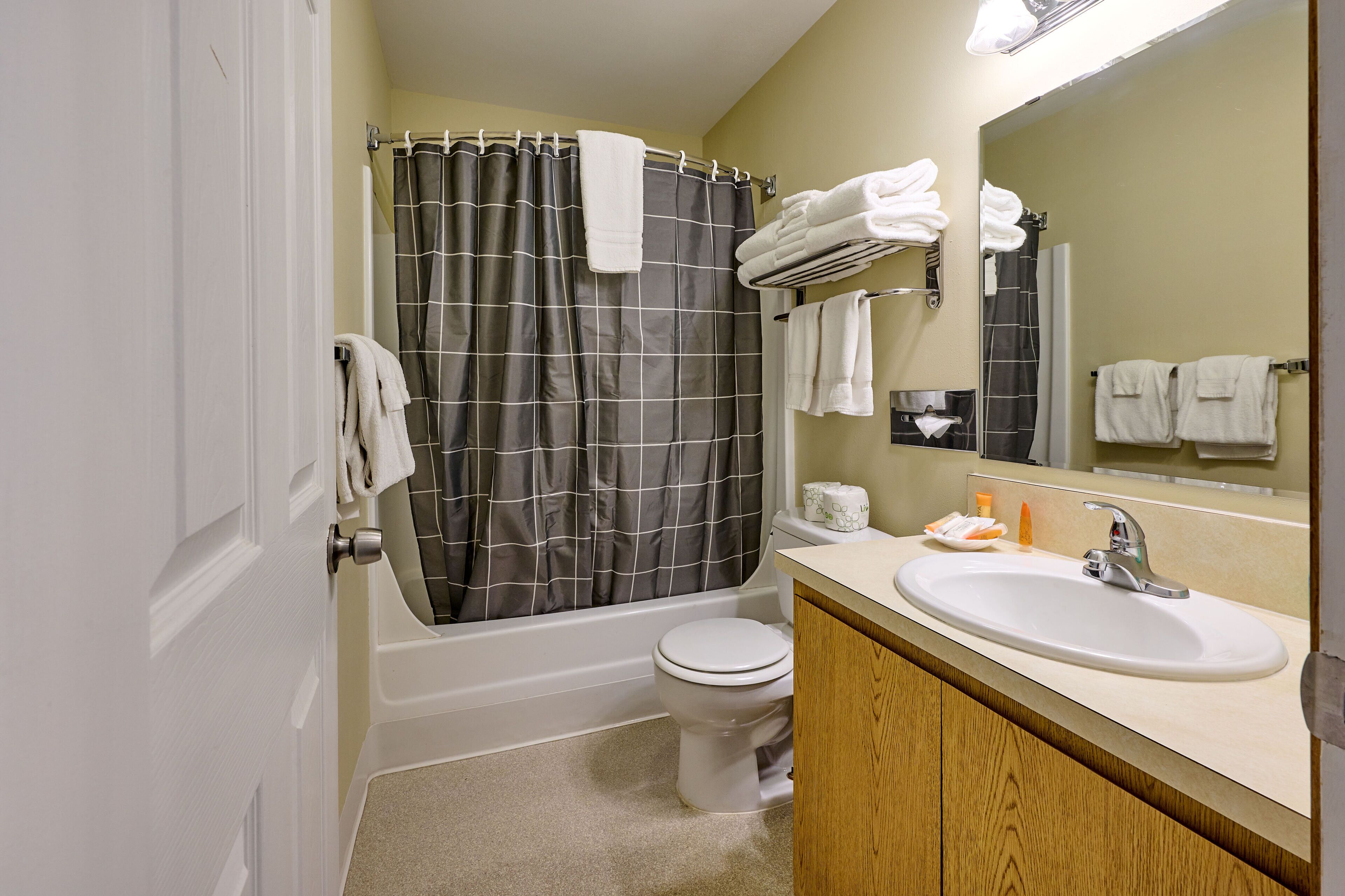 deluxe suite, 1 bedroom, fireplace, ocean view | bathroom | free toiletries, hair dryer, towels