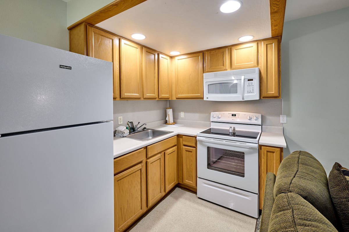 deluxe studio, 1 queen bed, ocean view, ground floor | private kitchen | fridge, microwave, oven, stovetop