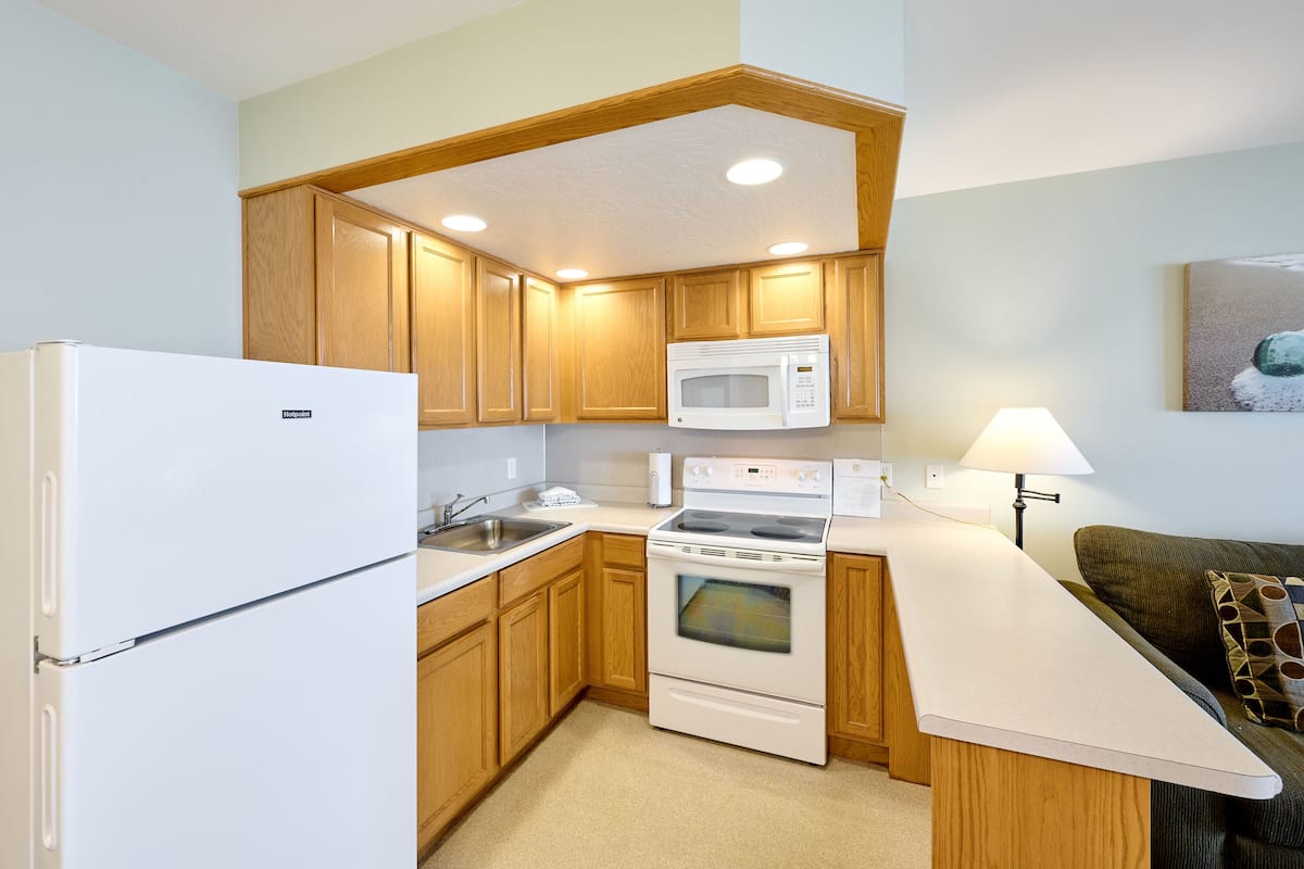 deluxe suite, 1 bedroom, fireplace, ocean view | private kitchen | fridge, microwave, oven, stovetop