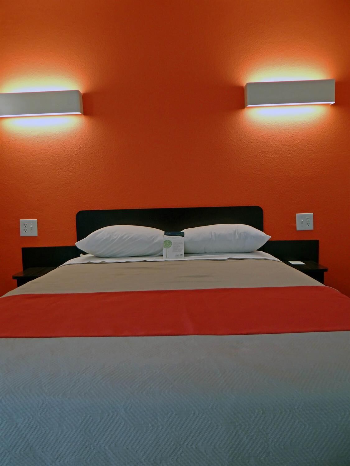 واي فاي مجانًا وملاءات أسرّة