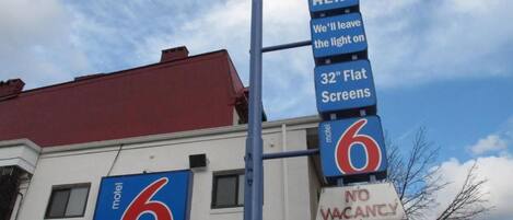 Señal de motel con el número 6, que indica el nombre del establecimiento.