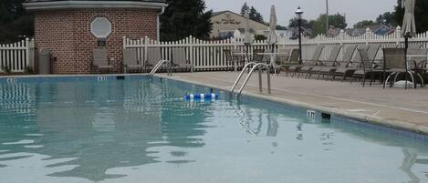 2 Innenpools, Außenpool, Liegestühle