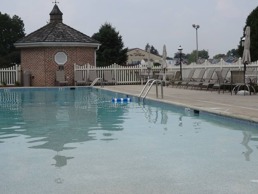 2 piscines couvertes, piscine extérieure (ouverte en saison)