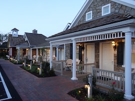 Vista frontal de la propiedad por la tarde o noche