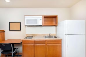 Standard Studio, Non Smoking, Refrigerator & Microwave | Private kitchen | Full-size fridge, microwave, stovetop, freezer - Extended Stay America Select Suites - Atlanta - Alpharetta (Alpharetta)