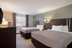 Cubrecamas, escritorio, tabla de planchar con plancha y cunas gratuitas