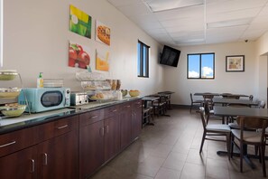 Free daily continental breakfast - Quality Inn Hall of Fame (Canton)