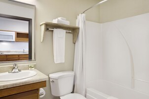 Bañera con ducha, toallas