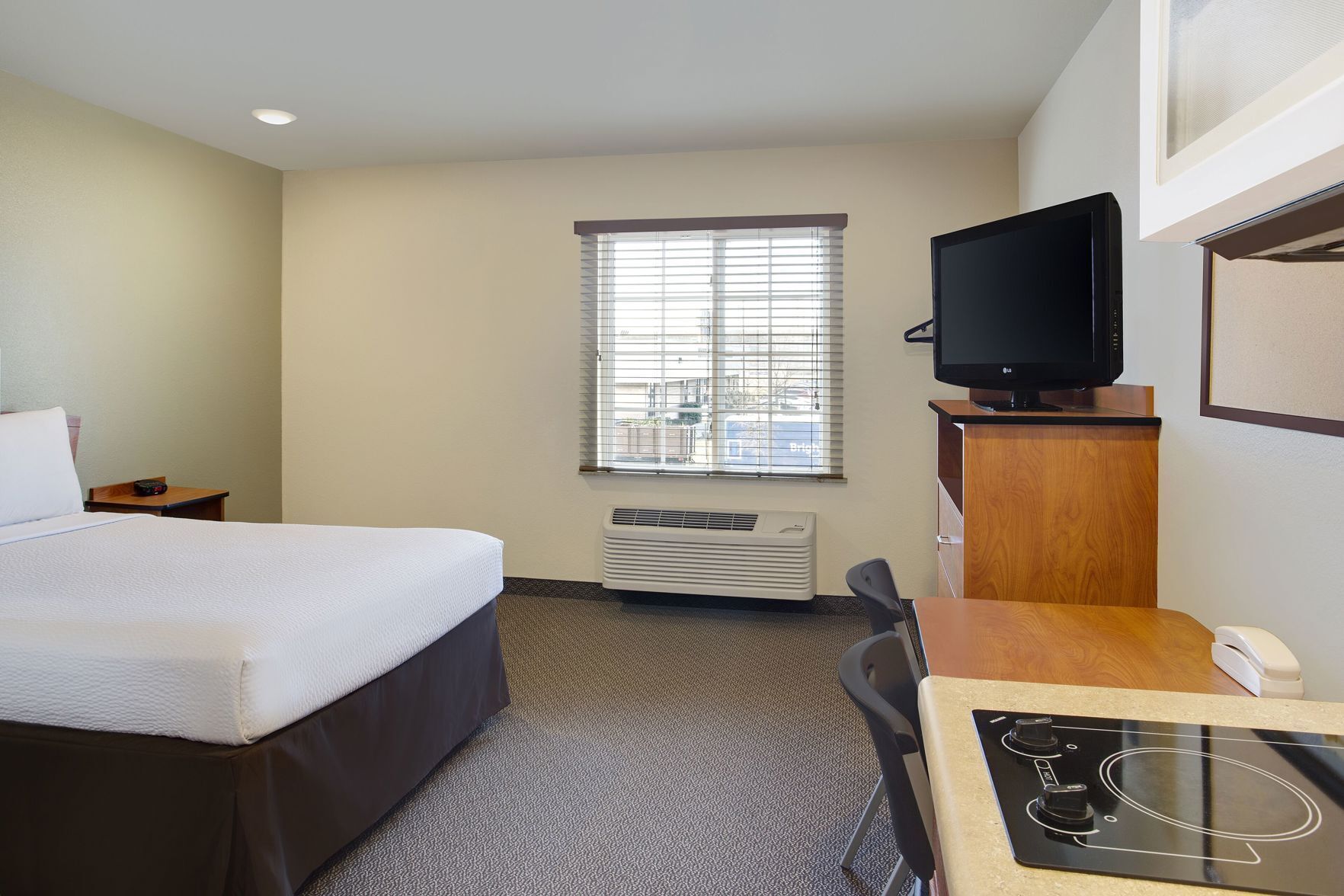 Desk, laptop workspace, iron/ironing board, free WiFi
