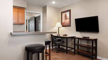 Phòng Suite, 1 phòng ngủ, không hút thuốc | Khu phòng khách | TV màn hình phẳng