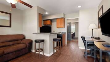 Phòng Suite, 1 phòng ngủ, không hút thuốc | Khu phòng khách | TV màn hình phẳng