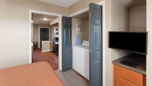 Suite, 1 soverom, tilgjengelighetstilpasset, ikke-røyk (Mobility, Roll-in Shower) | 1 soverom, skrivebord, blendingsgardiner og strykejern/-brett