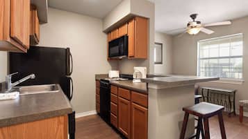 Phòng Suite, 1 phòng ngủ, không hút thuốc | 1 phòng ngủ, bàn, màn/rèm cản sáng, bàn ủi/dụng cụ ủi quần áo