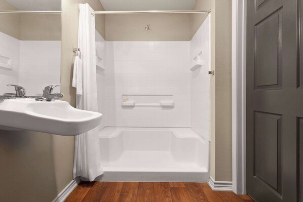 Suite, 1 habitación, con acceso para personas discapacitadas (Mobility, Roll-in Shower) | Baño | Regadera, amenidades de baño gratuitas, secadora de cabello, toallas 