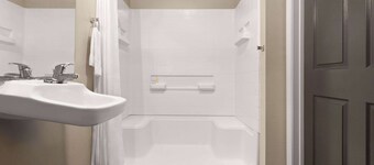 Eagle's Den Suites Cotulla a Travelodge by Wyndham