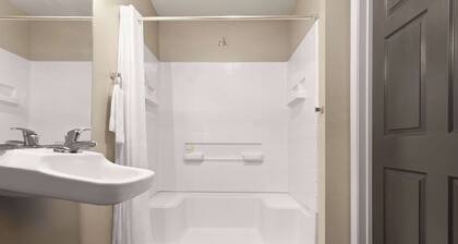 Eagle's Den Suites Cotulla a Travelodge by Wyndham