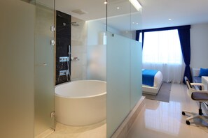 Standard Room | Deep soaking bathtub