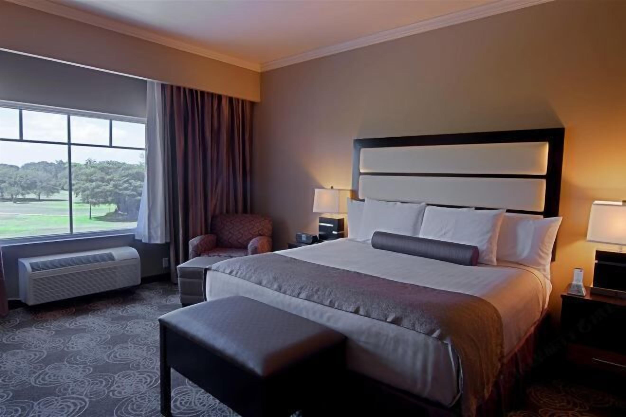 Materassi a doppio strato, una scrivania, postazione laptop