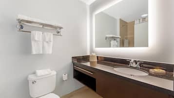Habitación, 1 cama King size, para no fumadores, refrigerador y microondas (with Sofabed) | Baño | Tina con regadera, amenidades de baño gratuitas, secadora de cabello