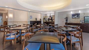 Café da manhã completo grátis todos os dias