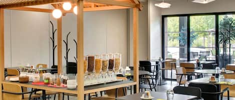 Breakfast and dinner served, French cuisine