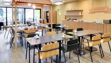 Petit déjeuner et dßner servis sur place, spécialités Cuisine française