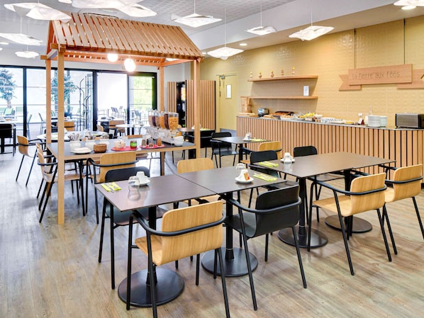 Breakfast and dinner served, French cuisine