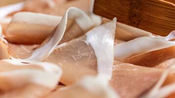 Primer plano de filetes de pescado crudo sobre una tabla de madera.