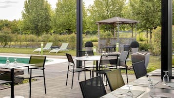 Petit déjeuner et dßner servis sur place, spécialités Cuisine française