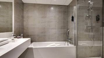 Standard Room, 1 Queen Bed with Sofa bed | Premium bedding, in-room safe, individually decorated