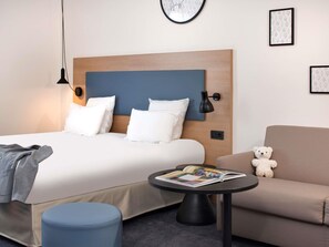 Habitación estándar, 1 cama Queen size y sofá cama | Ropa de cama de alta calidad y caja de seguridad en la habitación 