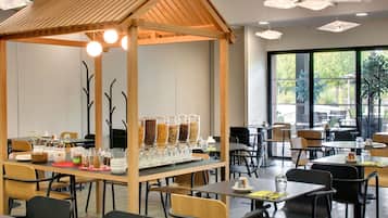 Serveert ontbijt en diner, Franse gerechten