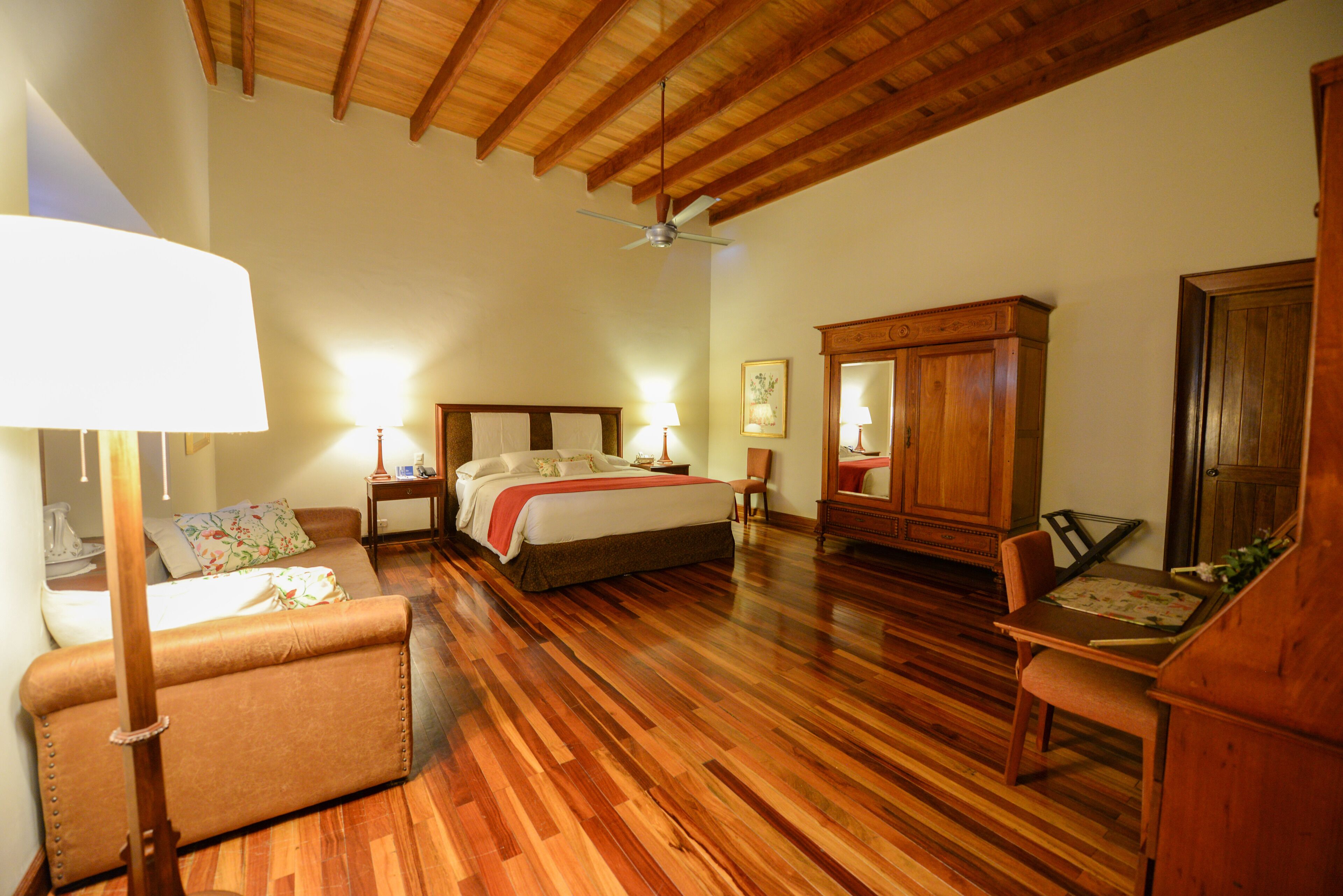 Suite familiar | Minibar y ropa de cama 