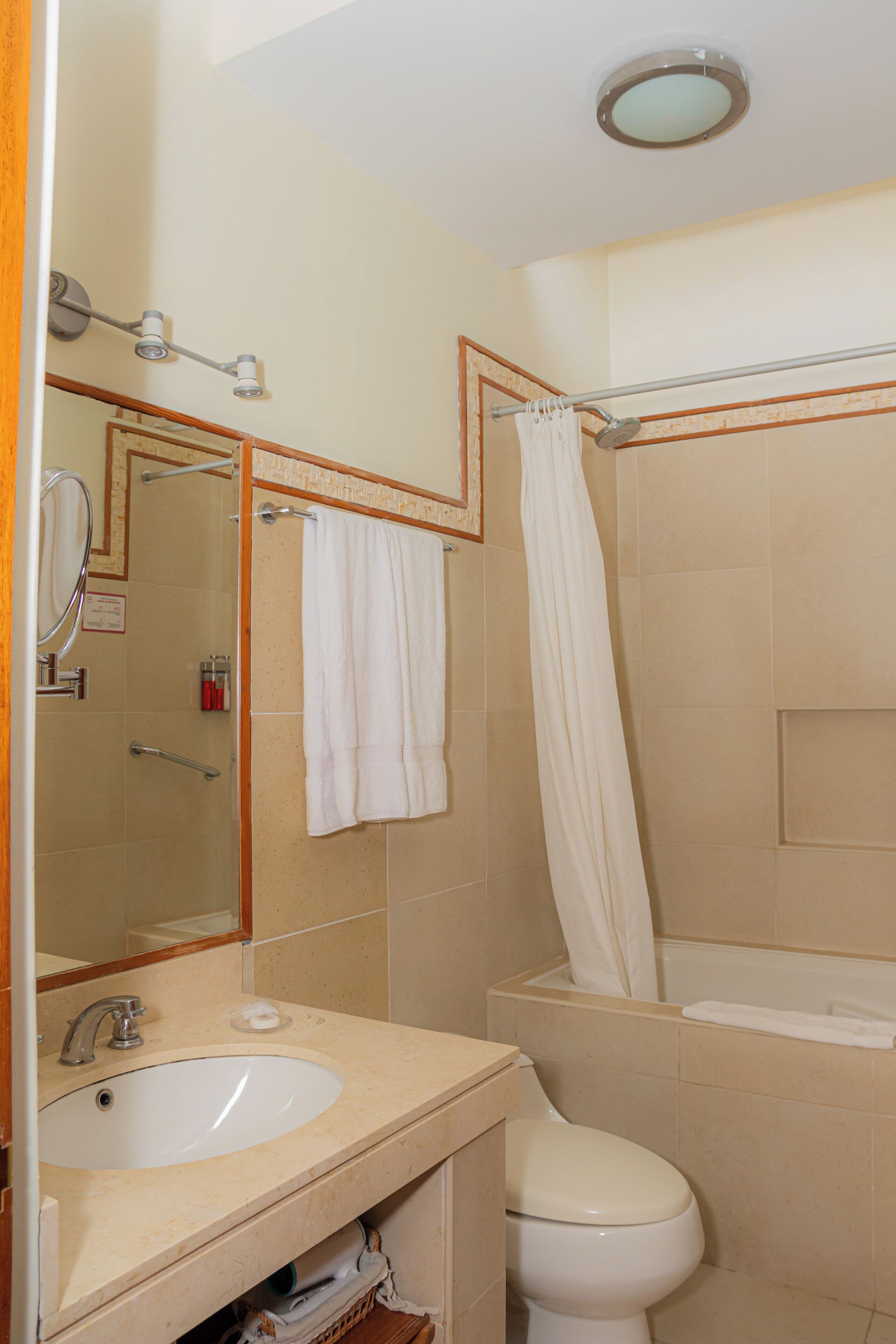 standard room | bathroom | free toiletries, hair dryer, towels