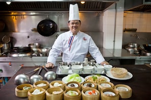 3 nhà hàng; phục vụ bữa sáng, bữa trưa và bữa tối