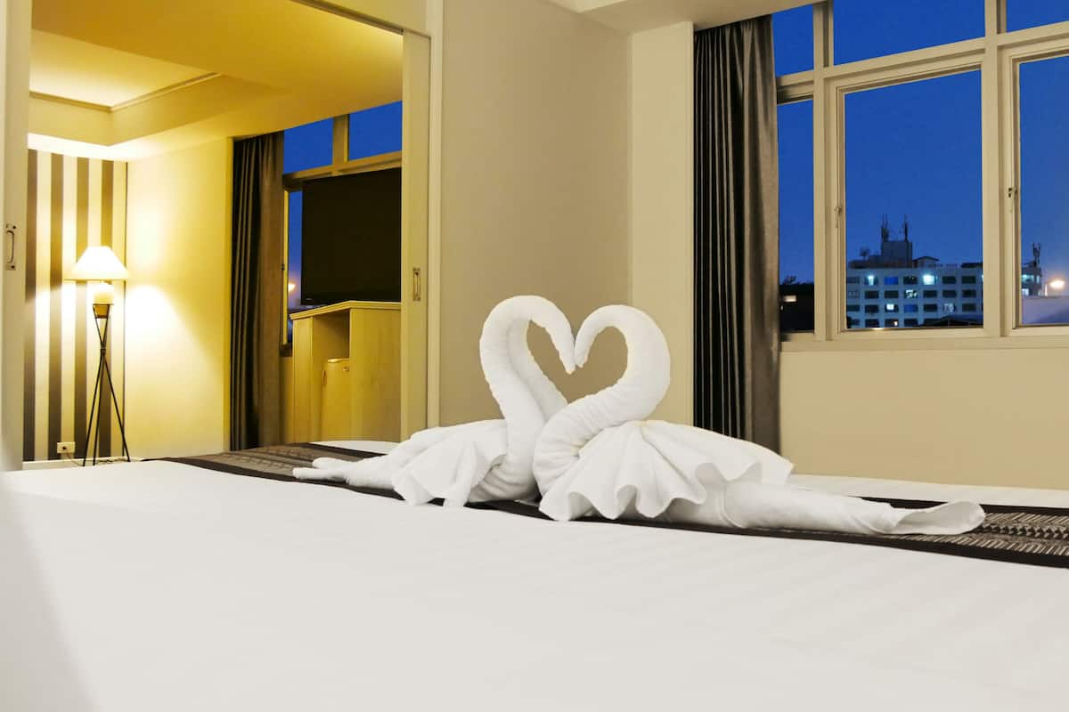 Junior Suite Double Room - City Wing | Bureau, accès au Wi-Fi (inclus), literie fournie