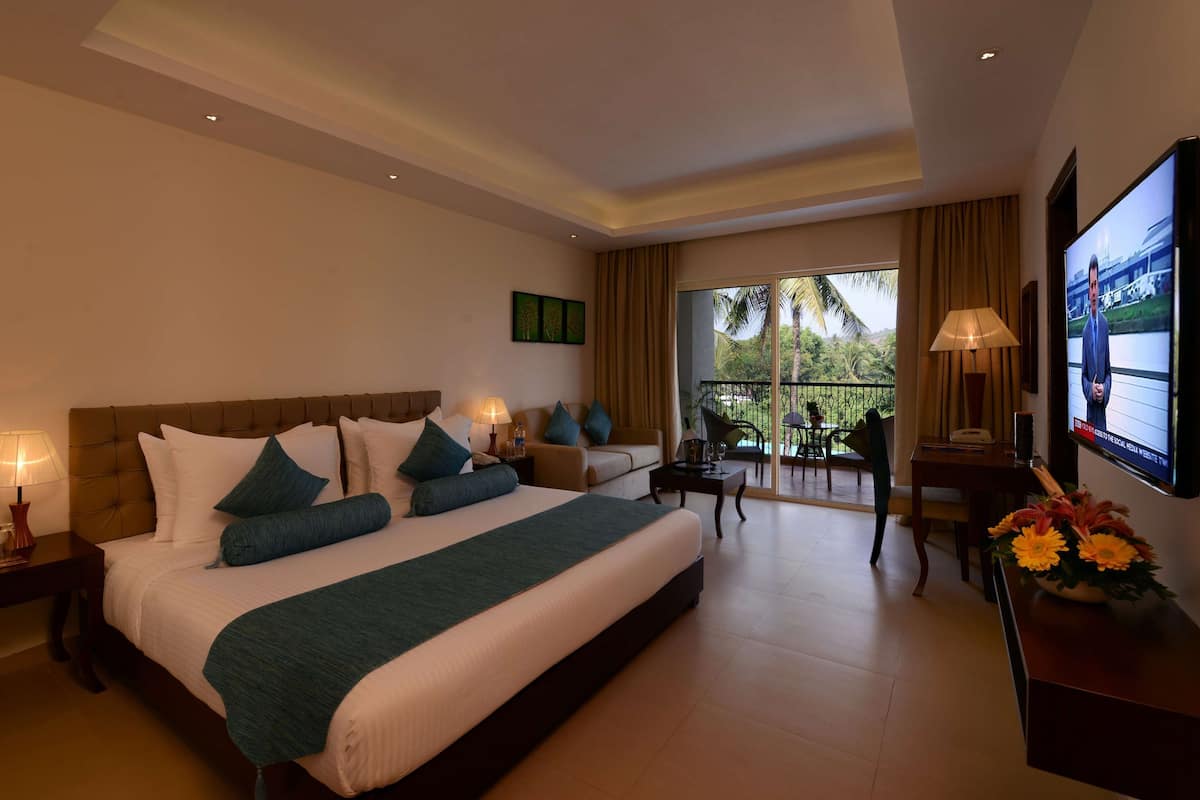 Down comforters, pillowtop beds, minibar, in-room safe