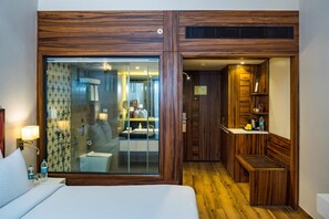 Alberca al aire libre, sombrillas en la alberca y camastros 