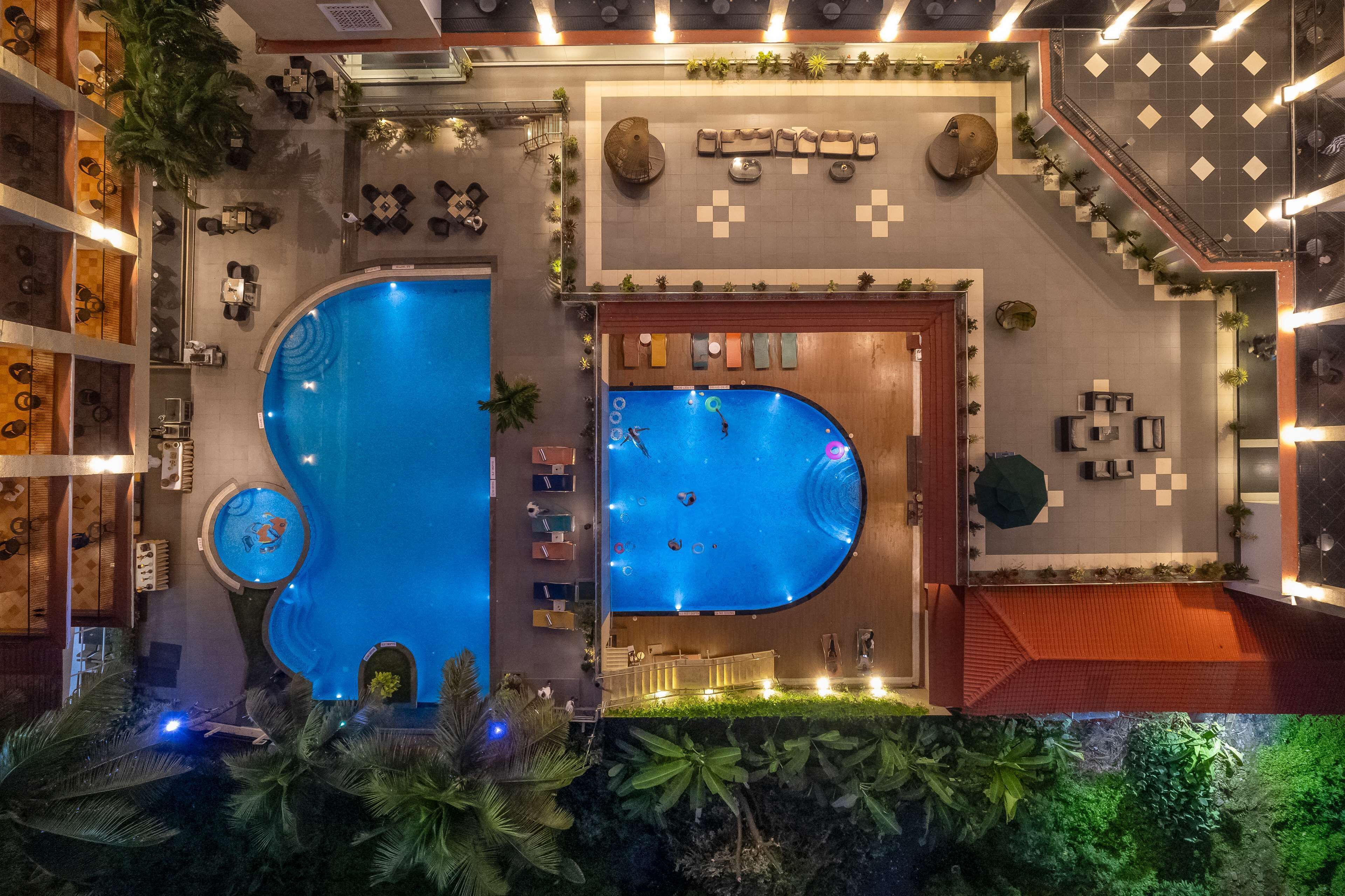 Outdoor pool, pool umbrellas, sun loungers