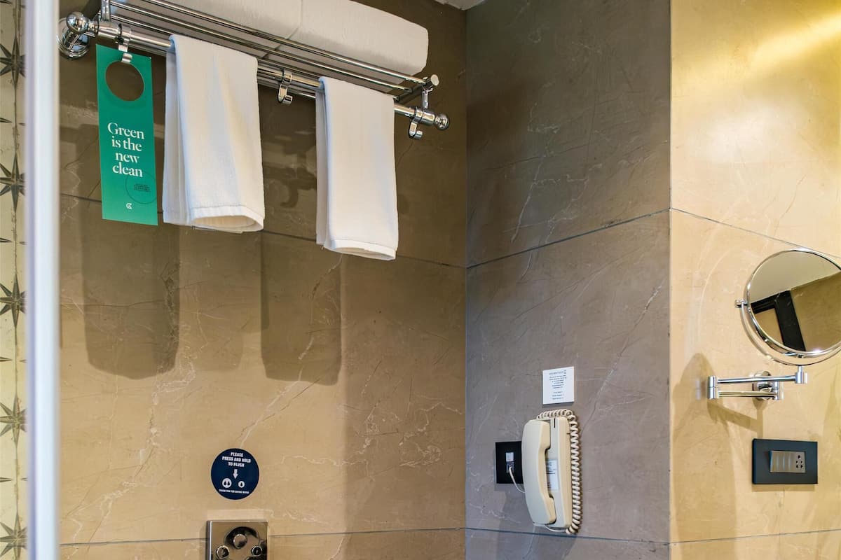 Chambre Deluxe, 1 trĂšs grand lit, balcon