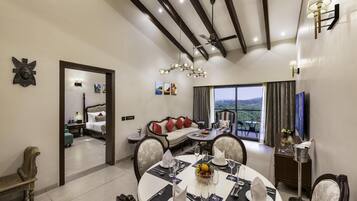 Junior Suite, 1 King Bed | Down comforters, pillowtop beds, minibar, in-room safe